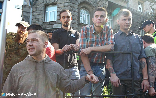 Під АПУ кілька іноземних добровольців АТО прикували себе до паркану